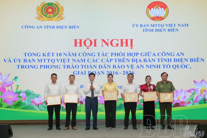 Đồng chí Mùa A Vảng, Ủy viên dự khuyết Ban Chấp hành Trung ương Đảng, Phó Bí thư Tỉnh ủy, Chủ tịch Ủy ban MTTQ Việt Nam tỉnh trao Bằng khen cho các tập thể có thành tích xuất sắc.