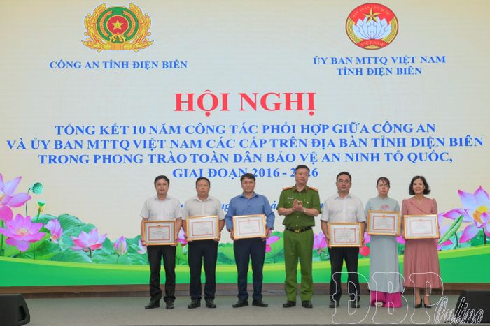 Đại tá Lê Đức Trường, Phó Giám đốc Công an tỉnh trao Giấy khen cho các tập thể có thành tích xuất sắc.