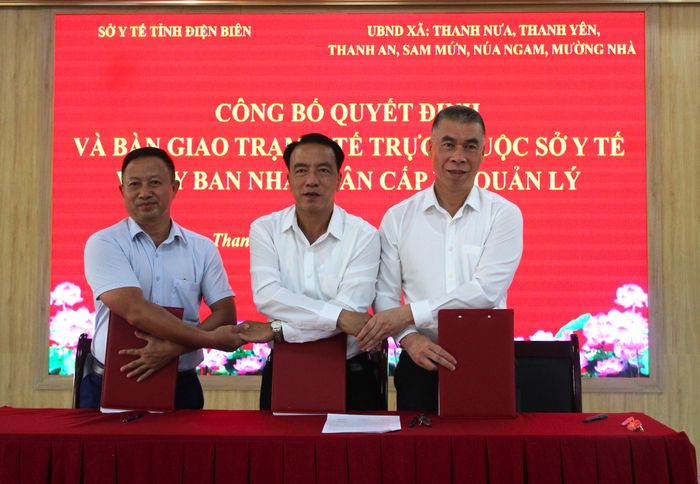 Đại diện lãnh đạo Sở Y tế, Trung tâm Y tế Thanh An và lãnh đạo UBND xã Thanh Yên trao biên bản bàn giao.