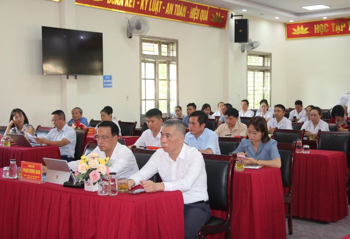 Đại biểu dự buổi lễ bàn giao.