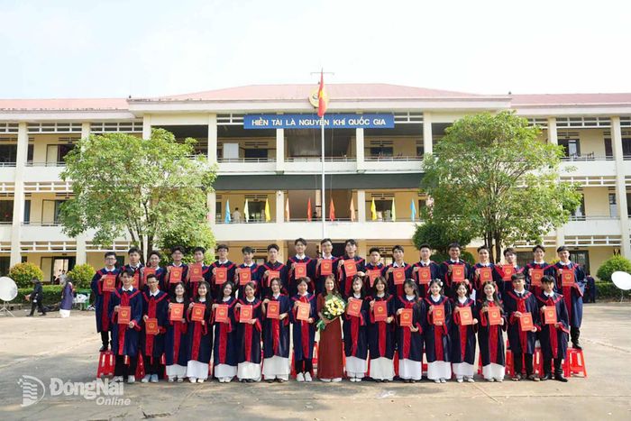 Tập thể lớp 12B, Trường THPT chuyên Quang Trung chụp ảnh lưu niệm cùng cô giáo chủ nhiệm. Ảnh: NVCC