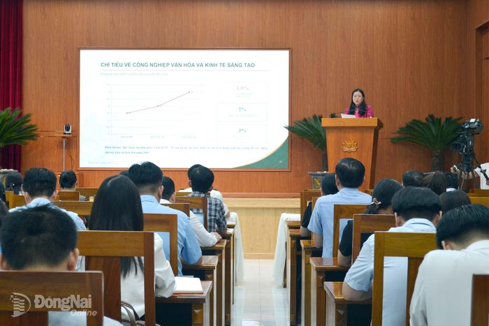 Thành ủy viên, Giám đốc Sở Văn hóa, Thể thao và Du lịch Lê Thị Ngọc Loan triển khai Kế hoạch hành động số 125-KH/TU tại buổi sinh hoạt. Ảnh: Phương Hằng
