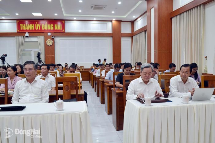 Các đồng chí trong Thường trực Thành ủy, Ủy viên Ban Thường vụ Thành ủy; lãnh đạo và đảng viên các ban Đảng, Văn phòng Thành ủy dự sinh hoạt tại hội trường A Thành ủy Đồng Nai. Ảnh: Phương Hằng