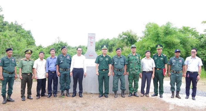 Thành viên đoàn và đại diện lực lượng bảo vệ biên giới nước bạn Campuchia trong buổi kiểm tra thực địa mốc B. Ảnh: Nguyệt Hà
