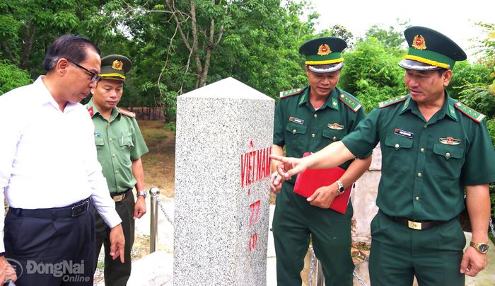 Các thành viên đại diện cơ quan Ban Chỉ đạo công tác biên giới thành phố Đồng Nai và đại biểu trao đổi tại khu vực thực địa mốc A. Ảnh: Nguyệt Hà