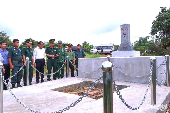 Đoàn kiểm tra, nghiệm thu thực địa tại mốc B. Ảnh: Nguyệt Hà