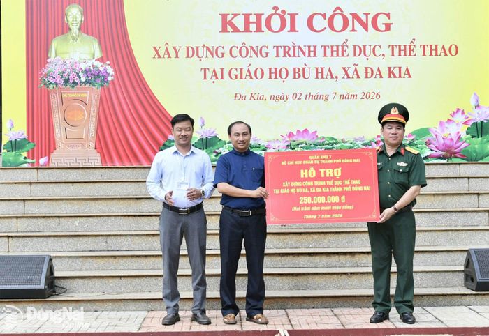 Thừa ủy quyền của Quân khu 7, Thượng tá Nguyễn Công Luận trao bảng tượng trưng nguồn kinh phí xây dựng công trình thể dục, thể thao tại xã Đa Kia. Ảnh: Minh Tiến