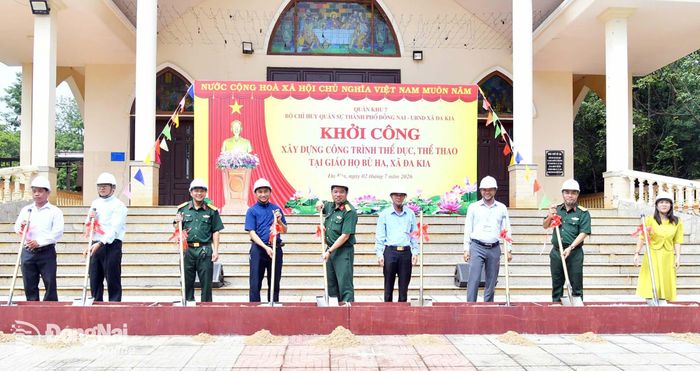 Các đại biểu thực hiện nghi thức khởi công.