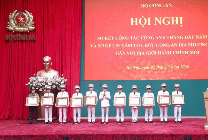 Thừa ủy quyền của Chủ tịch nước, Thứ trưởng Bộ Công an Lê Quốc Hùng trao Huân chương Bảo vệ Tổ quốc hạng Nhì tặng 2 tập thể, 1 cá nhân; Huân chương Lao động hạng Ba tặng 3 tập thể; trao Huân chương Bảo vệ Tổ quốc hạng Ba tặng 1 tập thể, 1 cá nhân; trao Huân chương Chiến công hạng Ba tặng 1 cá nhân; trao tặng danh hiệu Chiến sĩ thi đua toàn quốc. Ảnh: Bộ Công an