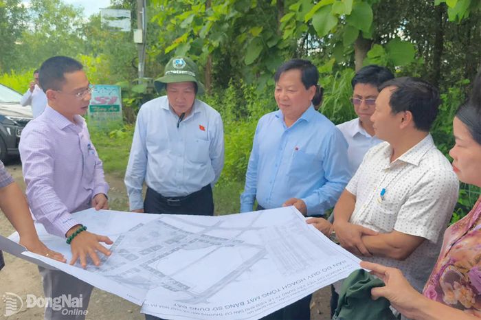 Đoàn Đại biểu Quốc hội thành phố Đồng Nai khảo sát thực tế tại địa phương. Ảnh: Hoàng Lộc