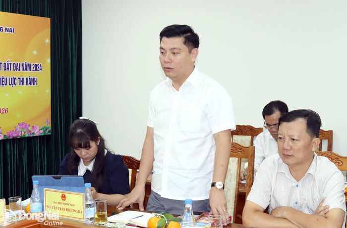 Giám đốc Trung tâm Phát triển quỹ đất thành phố Đồng Nai Nguyễn Cao Tài báo cáo với đoàn giám sát. Ảnh: Hoàng Lộc