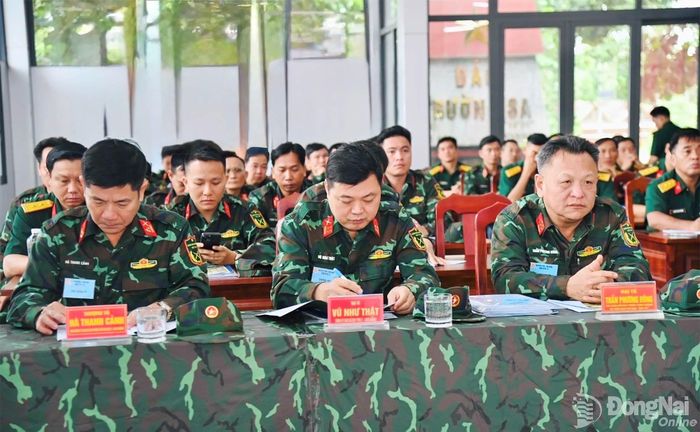 Thủ trưởng các cơ quan Bộ Chỉ huy Quân sự thành phố, Ban Chỉ huy Phòng thủ khu vực 2 - Long Khánh và đại biểu các đơn vị dự khai mạc. Ảnh: Văn Chung