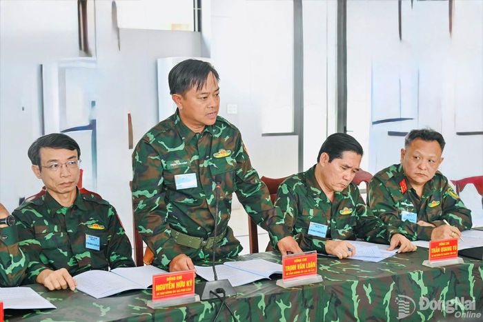 Lãnh đạo địa phương thuộc Ban Chỉ huy Phòng thủ khu vực 2 - Long Khánh trao đổi tại hội nghị họp Đảng ủy trong diễn tập. Ảnh: Văn Chung