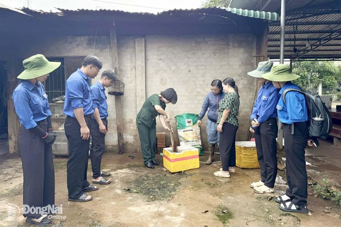 Các y, bác sĩ và đoàn viên thanh niên Đoàn Kinh tế - Quốc phòng 720 tuyên truyền, hướng dẫn các biện pháp phòng, chống sốt xuất huyết cho người dân trong vùng dự án.