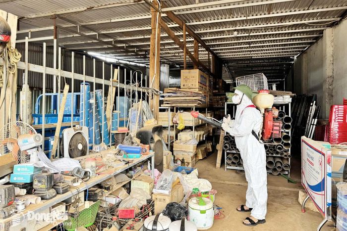Lực lượng y tế Đoàn Kinh tế - Quốc phòng 720 tham gia phun hóa chất diệt muỗi, góp phần khống chế, ngăn chặn dịch sốt xuất huyết lây lan, bùng phát.