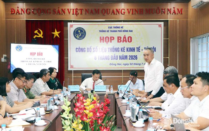 Đại diện Ngân hàng Nhà nước khu vực 2 trả lời câu hỏi của phóng viên. Ảnh: Ngọc Liên