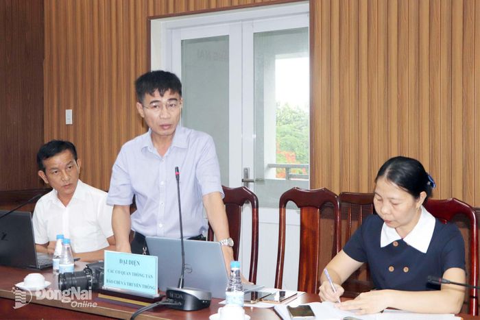 Phóng viên đặt câu hỏi về tình hình kinh tế - xã hội Đồng Nai 6 tháng qua tại họp báo. Ảnh: Ngọc Liên