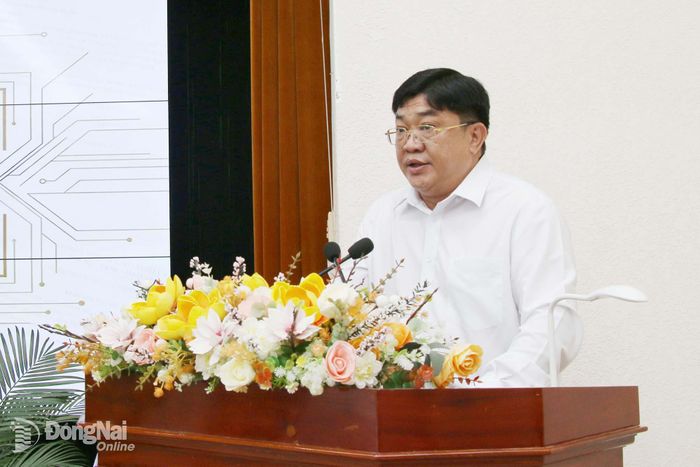 Thành ủy viên, Giám đốc Sở Khoa học và Công nghệ thành phố Đồng Nai Phạm Văn Trinh trình bày báo cáo sơ kết 1 năm triển khai phong trào "Bình dân học vụ số" trên địa bàn thành phố. Ảnh: Hải Quân