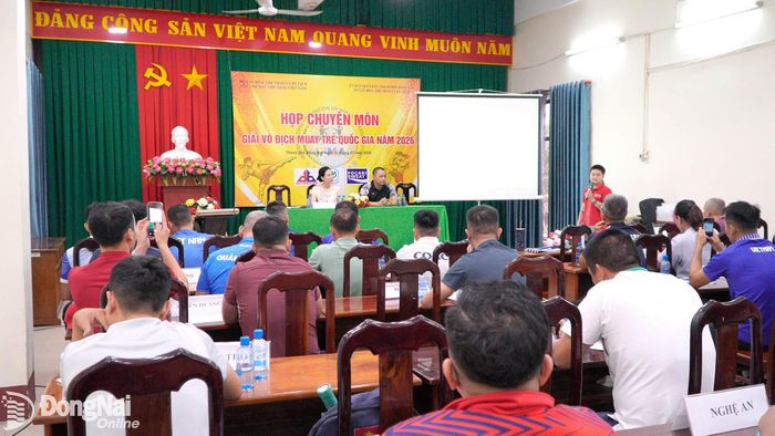 Ban tổ chức phổ biến điều lệ và các quy định chuyên môn tại cuộc họp. Ảnh: Thủy Tiên