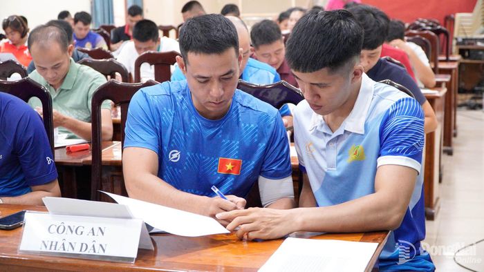 Các trưởng đoàn kiểm tra danh sách vận động viên trước khi tiến hành bốc thăm thi đấu. Ảnh: Thủy Tiên