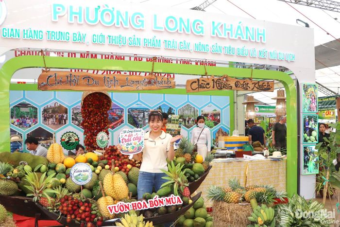 Du khách chụp ảnh tại Lễ hội Mùa trái cây Long Khánh. Ảnh: Ngọc Liên