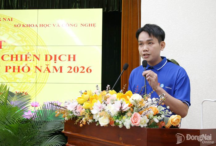 Đại diện các đội hình tình nguyện tham gia chiến dịch “Mùa hè số” cấp thành phố năm 2026 phát biểu quyết tâm thực hiện nhiệm vụ ngay sau lễ phát động. Ảnh: Hải Quân