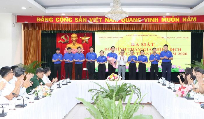 Ra mắt các đội hình tình nguyện tham gia chiến dịch “Mùa hè số” cấp thành phố năm 2026. Ảnh: Hải Quân