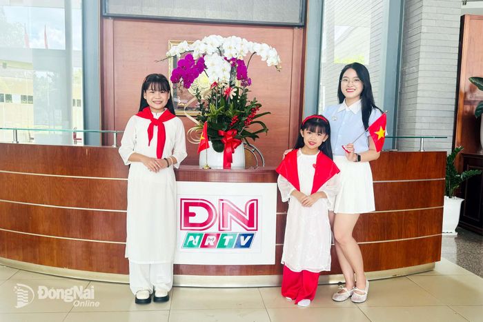 Ngọc Minh check-in, chụp hình lưu niệm tại Báo và Phát thanh, Truyền hình Đồng Nai trước khi tham gia chương trình. Ảnh: Minh Huệ