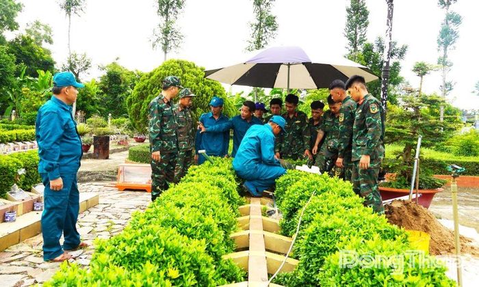 Các lực lượng tiến hành quy trình lấy mẫu hài cốt liệt sĩ.
