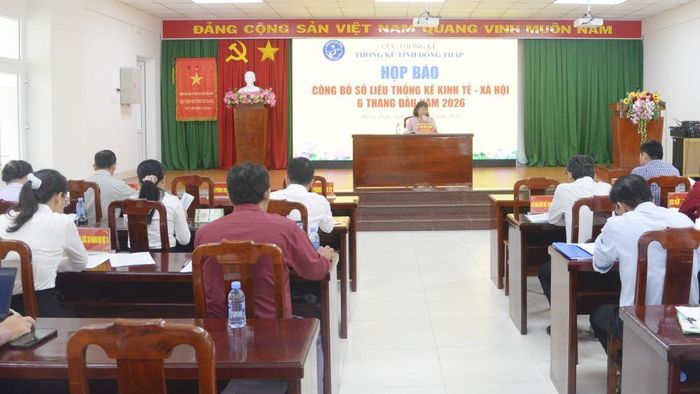Các đại biểu tham dự buổi họp báo.