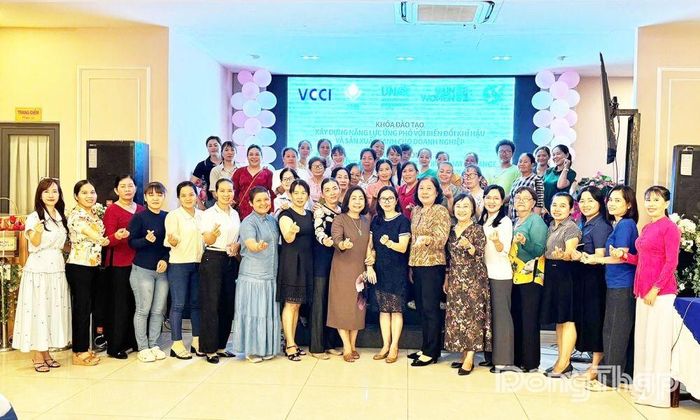 Lãnh đạo Hội LHPN tỉnh, nữ doanh nhân, nữ chủ hộ kinh doanh, phụ nữ khởi nghiệp cùng đại diện hợp tác xã, tổ hợp tác trên địa bàn tỉnh chụp ảnh lưu niệm.