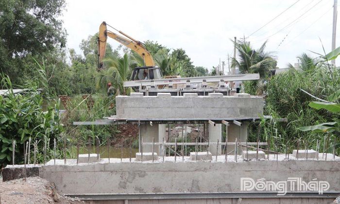 Công trình cầu K5 (ấp 3T) đang được khẩn trương thi công, góp phần hoàn thiện hạ tầng giao thông, phục vụ nhu cầu đi lại và vận chuyển nông sản của người dân.