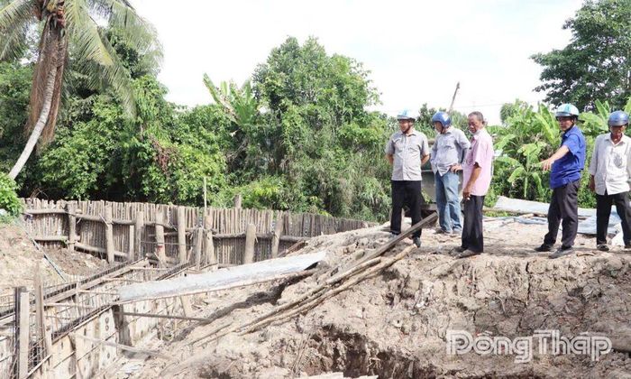 Lãnh đạo xã Bình Hàng Trung khảo sát hiện trường công trình cống Rạch Trê (ấp 2B), chỉ đạo đẩy nhanh tiến độ thi công nhằm sớm đưa công trình vào khai thác, phục vụ sản xuất và dân sinh.