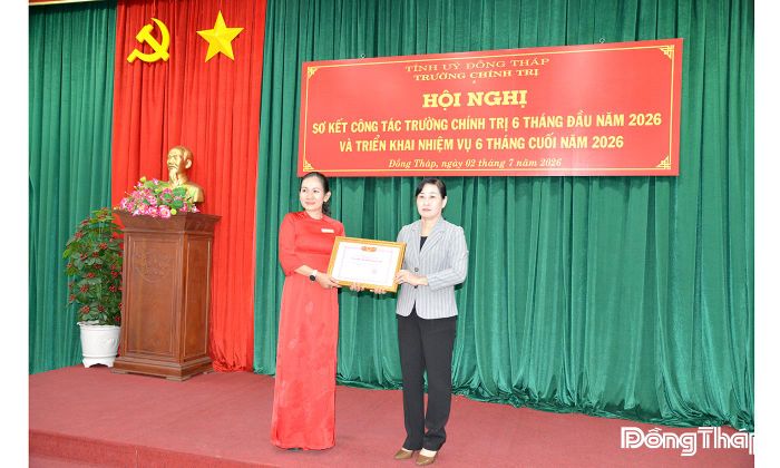 Đồng chí Châu Thị Mỹ Phương, Phó Bí thư Tỉnh ủy, Trưởng đoàn Đại biểu Quốc hội tỉnh Đồng Tháp trao Bằng khen của Chủ tịch UBND tỉnh cho tập thể hoàn thành xuất sắc nhiệm vụ năm 2025.