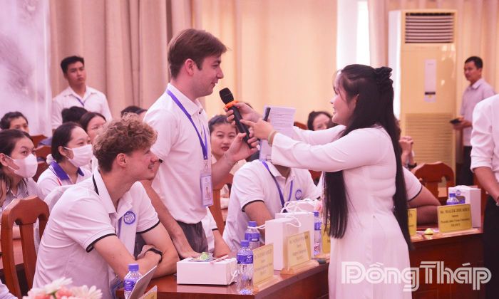 Sinh viên hào hứng tham gia các hoạt động giao lưu và tìm hiểu văn hóa Việt Nam, Pháp, Tunisia.