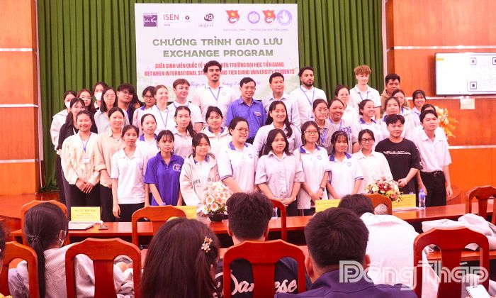 Cán bộ, giáo viên, Sinh viên Trường Đại học Tiền Giang và sinh viên quốc tế chụp ảnh lưu niệm tại chương trình.