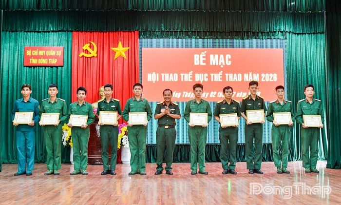 Thượng tá Huỳnh Tấn Truyền, Phó Tham mưu trưởng Bộ Chỉ huy Quân sự tỉnh trao Giấy khen cho các vận động viên có thành tích xuất sắc tại hội thao.