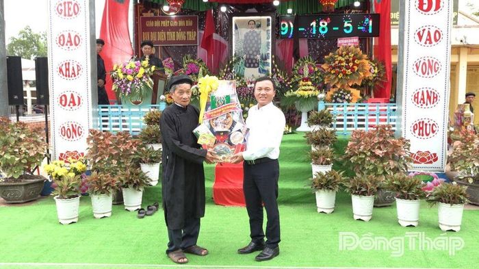 Ông Trần Văn Thi, Phó Chủ tịch Ủy ban MTTQ Việt Nam tỉnh Đồng Tháp trao quà mừng Đại lễ cho Ban đại diện Phật giáo Hòa Hảo tỉnh.