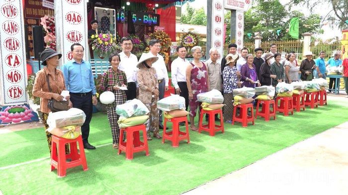 Đại diện Ủy ban MTTQ Việt Nam tỉnh Đồng Tháp, Ban đại diện Phật giáo Hòa Hảo tỉnh, các sở, ban, ngành và xã An Hòa tặng quà cho các hộ dân có hoàn cảnh khó khăn.