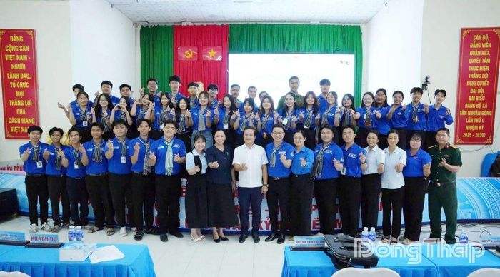 Lãnh đạo Tỉnh đoàn, xã Tân Nhuận Đông và các chiến sĩ tình nguyện Trường Đại học Công nghiệp TP. Hồ Chí Minh chụp ảnh lưu niệm tại Lễ tổng kết Chiến dịch "Mùa hè xanh" năm 2026 ở xã Tân Nhuận Đông.