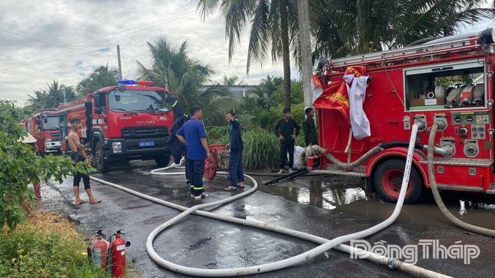 Nhiều xe chữa cháy đã được điều động dập lửa kịp thời.