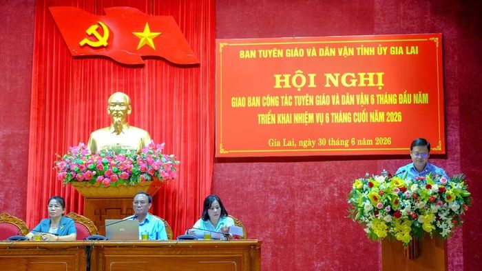  Đồng chí Nguyễn Hoàng Phong-Tỉnh ủy viên, Phó Trưởng Ban Thường trực Ban Tuyên giáo và Dân vận Tỉnh ủy Gia Lai (đứng) báo cáo tóm tắt công tác tuyên giáo và dân vận 6 tháng đầu năm 2026. Ảnh: Ngọc Nhuận 