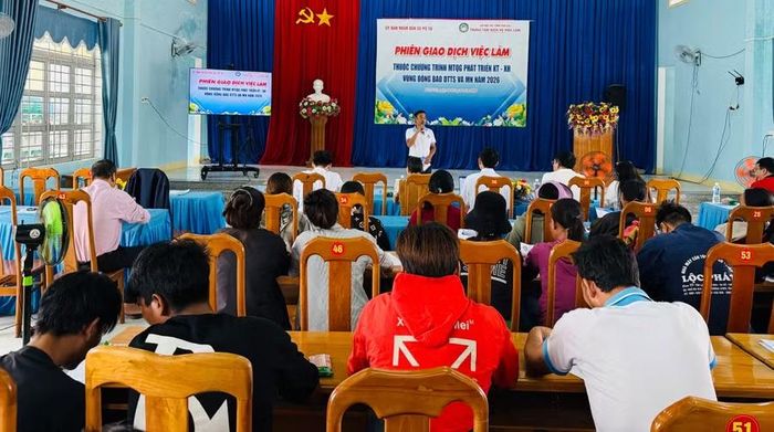  Phiên giao dịch việc làm tổ chức tại trụ sở xã Pờ Tó. Ảnh: Đ.Y 