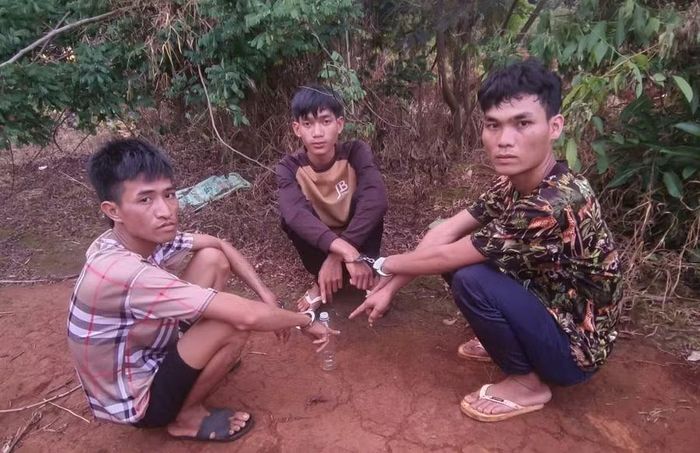 Từ nguồn tin báo của người dân, lực lượng chức năng phát hiện nhóm Cân, Kăi, Xiêng tổ chức sử dụng ma túy. Ảnh: T.T