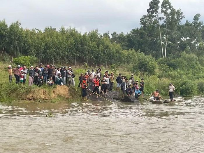  Đông đảo người dân và lực lượng chức năng tìm kiếm nạn nhân mất tích. Ảnh: Văn Thành 
