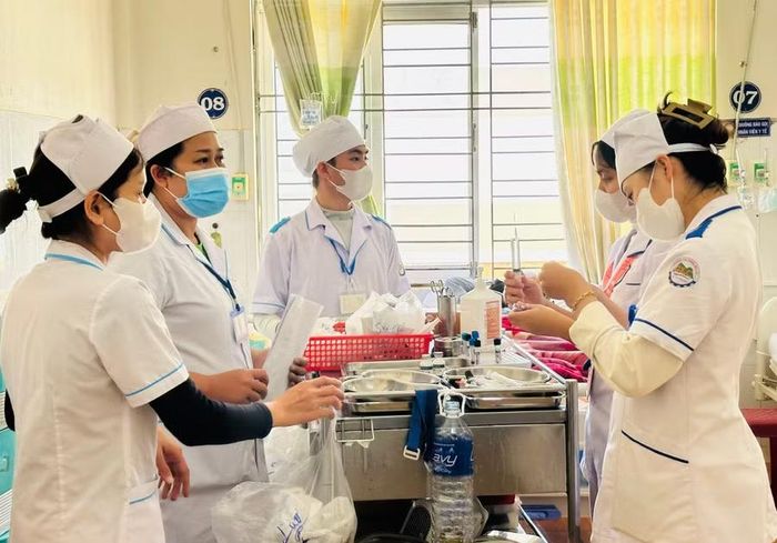 Việc xét tặng danh hiệu Thầy thuốc nhân dân, Thầy thuốc ưu tú nhằm ghi nhận những cống hiến của các thầy thuốc trong chăm sóc sức khỏe nhân dân. Ảnh: Như Nguyện