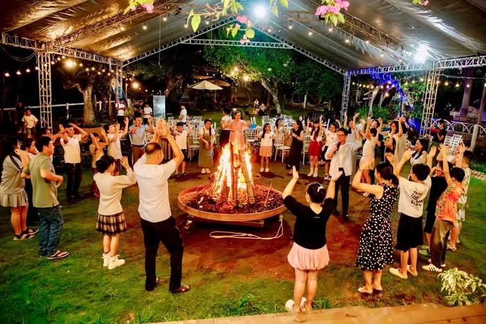  Du khách trải nghiệm không gian văn hóa và các hoạt động giao lưu tại The Upes Garden. Ảnh: ĐVCC 
