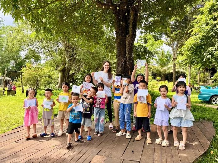  Trẻ em tham gia lớp học trải nghiệm sáng tạo trong không gian xanh tại Paksong Farmstay. Ảnh: Phan Duy 