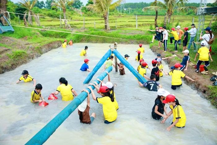 Trẻ em tham gia hoạt động trải nghiệm ngoài trời tại The Upes Garden, mô hình kết hợp lưu trú với giáo dục và khám phá thiên nhiên. Ảnh: Minh Chí 