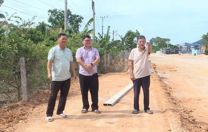  Người dân thôn Thịnh Văn 1 (xã Vân Canh) tự nguyện hiến đất, tháo dỡ vật kiến trúc để bàn giao mặt bằng thi công tuyến đường phía Tây Vân Canh. Ảnh: KSOR TUỐI 